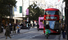 La circulation se déroule normalement sur Oxford Street, à la veille de la piétonisation prévue d'un tronçon de la rue à partir du 26 octobre, à Londres