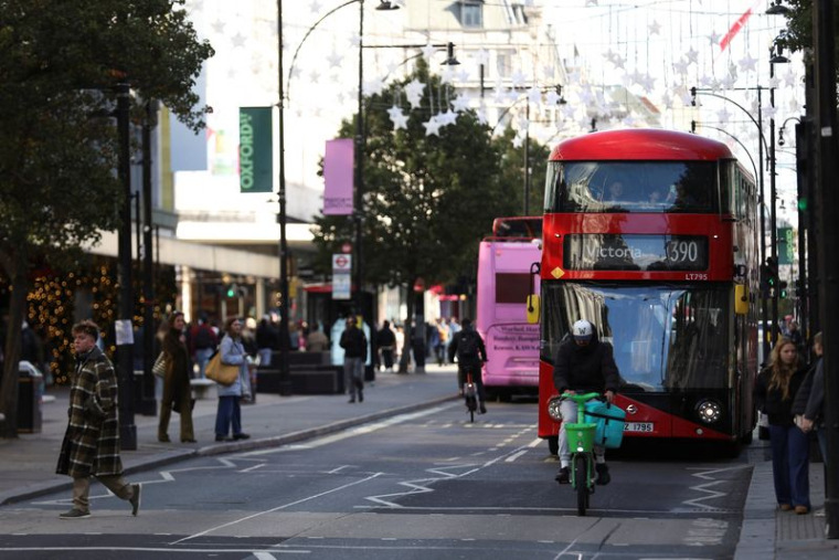 La circulation se déroule normalement sur Oxford Street, à la veille de la piétonisation prévue d'un tronçon de la rue à partir du 26 octobre, à Londres