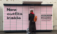 Une femme se tient devant une consigne InPost à Hackney, Londres