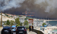 Le nuage de fumée d'un incendie près de la Plage des Corbières à Marseille, le 8 juillet 2025 ( AFP / CLEMENT MAHOUDEAU )