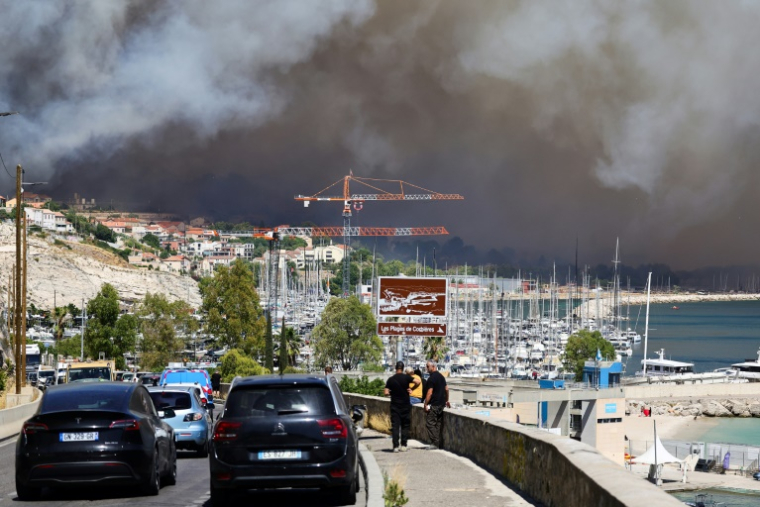 Le nuage de fumée d'un incendie près de la Plage des Corbières à Marseille, le 8 juillet 2025 ( AFP / CLEMENT MAHOUDEAU )