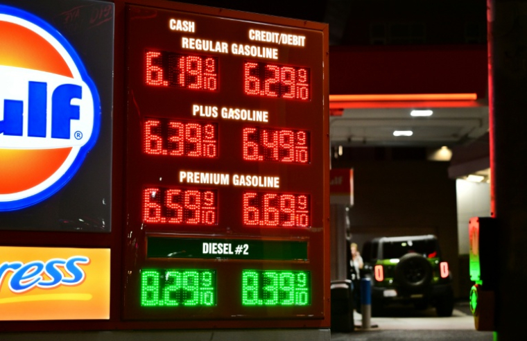Les prix des carburants affichés dans une station-service à Alhambra, le 28 septembre 2026 en Californie ( AFP / Frederic J. BROWN )