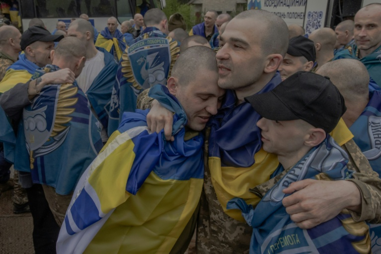 Des prisonniers de guerre ukrainiens libérés après un échange de prisonniers dans un lieu tenu secret de la région de Tchernihiv, le 15 mai 2026 en Ukraine ( AFP / Roman PILIPEY )