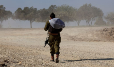 Un soldat israélien marche près de la frontière entre Israël et Gaza