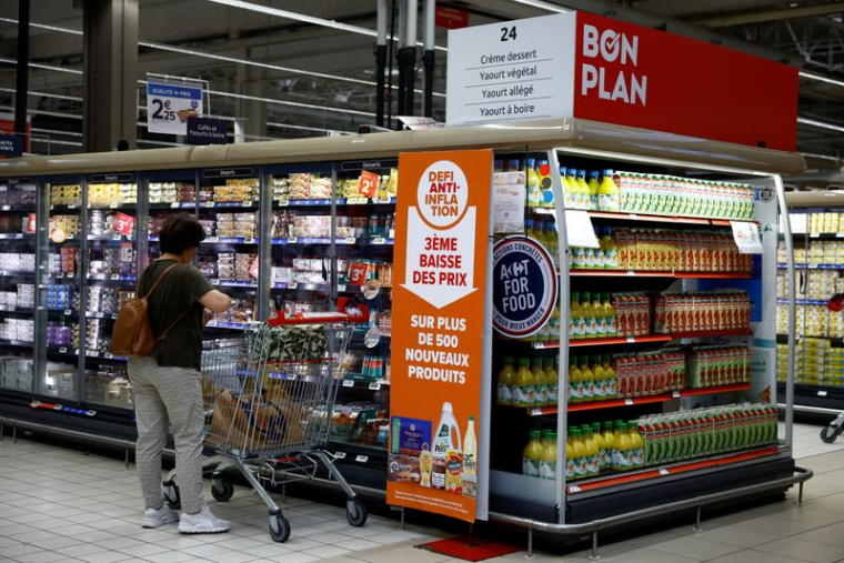 Des clients font leurs courses dans un supermarché près de Paris