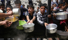 Des déplacés palestiniens se rassemblent pour collecter des repas gratuits auprès d'une association caritative à Jabalia, dans le nord de la bande de Gaza, le 19 mai 2025 ( AFP / Bashar TALEB )