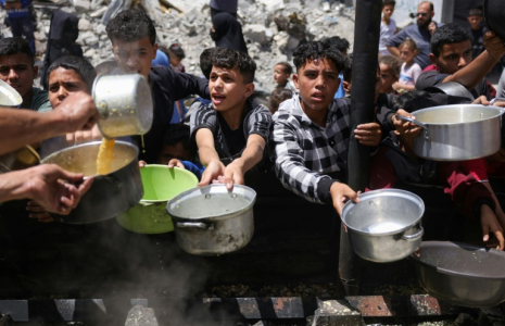 Des déplacés palestiniens se rassemblent pour collecter des repas gratuits auprès d'une association caritative à Jabalia, dans le nord de la bande de Gaza, le 19 mai 2025 ( AFP / Bashar TALEB )