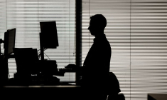 Un homme travaille dans un bureau à Canary Wharf, Londres