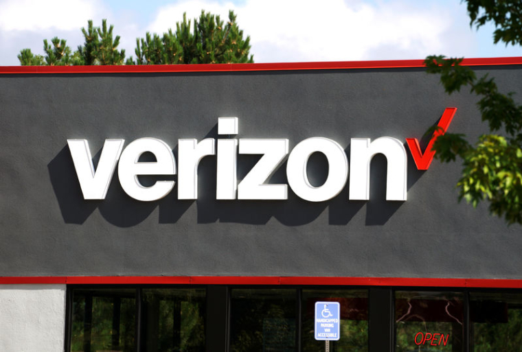 VERIZON DÉPASSE LES ATTENTES AVEC LE BÉNÉFICE ET LES ABONNÉS