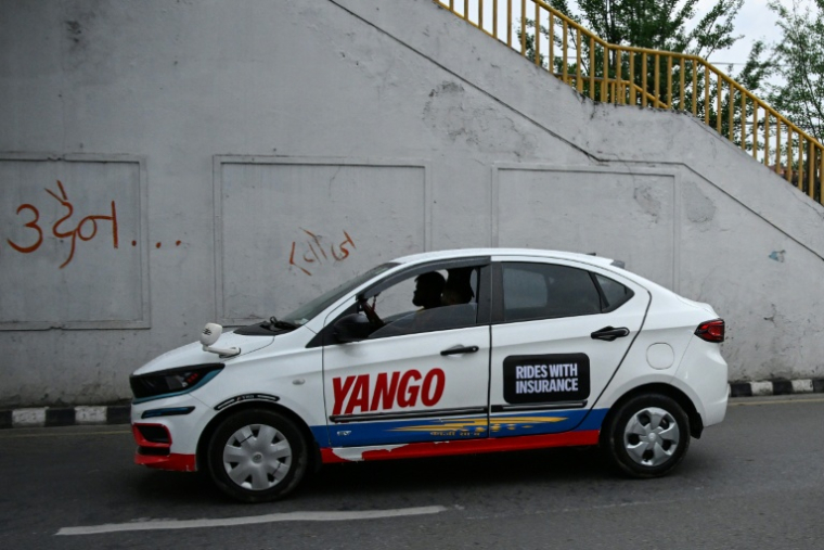 Un taxi électrique, le 29 avril 2026 à Katmandou  ( AFP / Prakash MATHEMA )