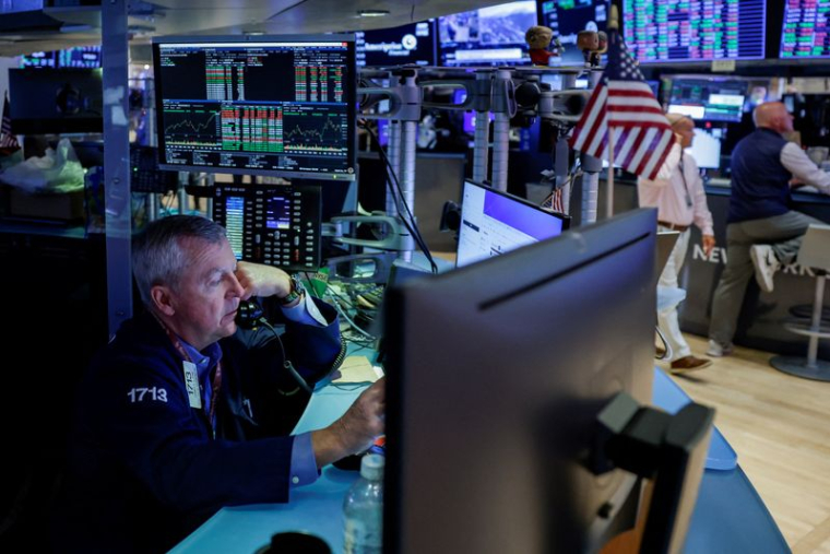 Des courtiers travaillent dans la salle des marchés de la Bourse de New York (NYSE), à New York