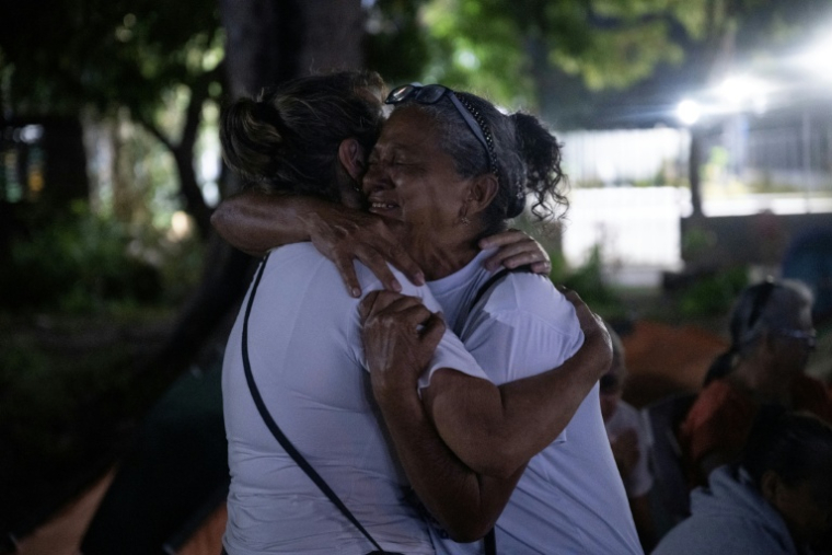 Des proches de prisonniers politiques se félicitent de l'adoption de la loi d'amnistie devant la prison d'El Rodeo I à Guatire, au Venezuela, le 20 février 2026 ( AFP / Maryorin Mendez )