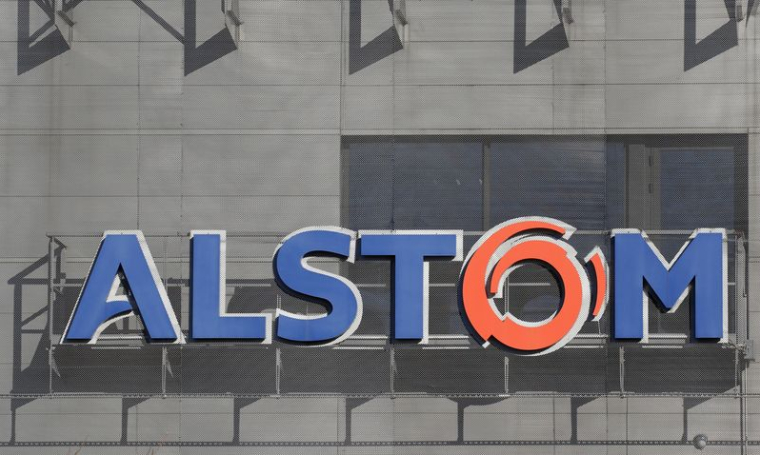 On aperçoit le logo d'Alstom sur l'usine de l'entreprise située à Semeac, près de Tarbes