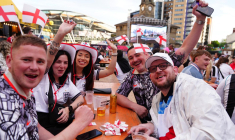 Un patron de bar « extrêmement reconnaissant » après avoir vu les fans anglais dézinguer son pub