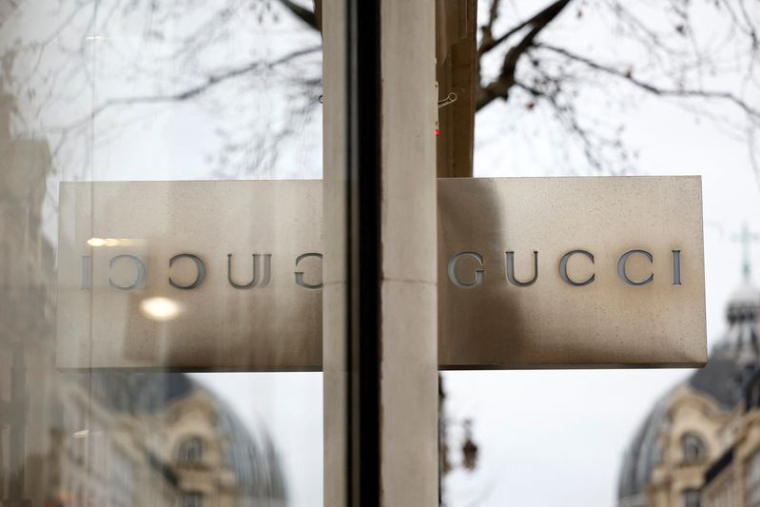 Un logo Gucci devant une boutique à Paris