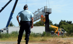 Un démantèlement de portique écotaxe, en 2014 (illustration) ( AFP / THOMAS BREGARDIS )