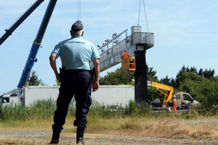 Un démantèlement de portique écotaxe, en 2014 (illustration) ( AFP / THOMAS BREGARDIS )