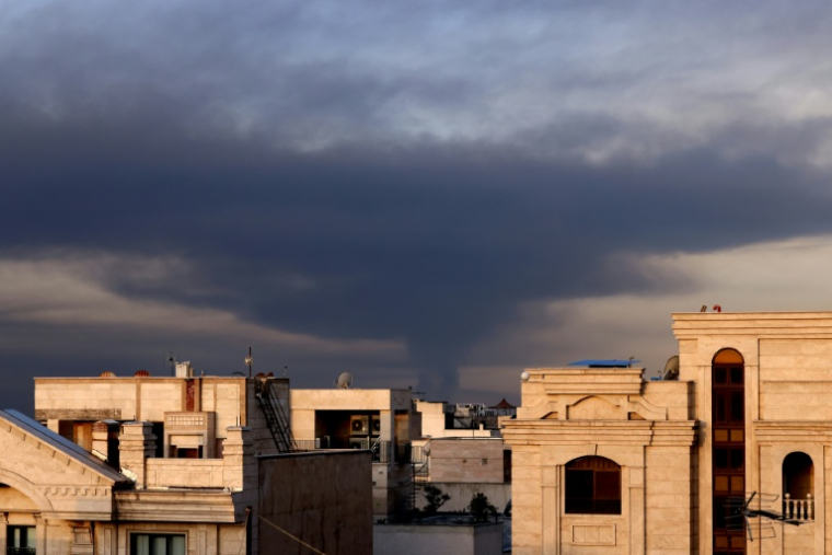 Une colonne de fumée s'élève après une frappe aérienne à Téhéran, le 7 mars 2026  ( AFP / ATTA KENARE )