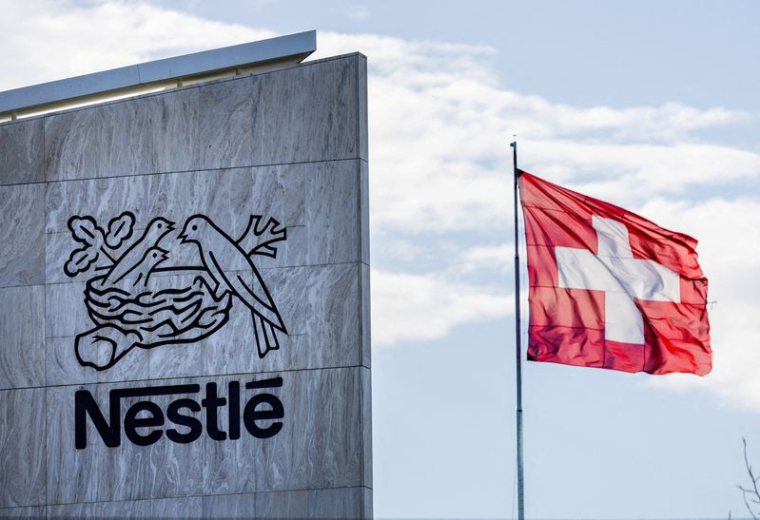 Un drapeau suisse flotte sur le siège de Nestlé à Vevey
