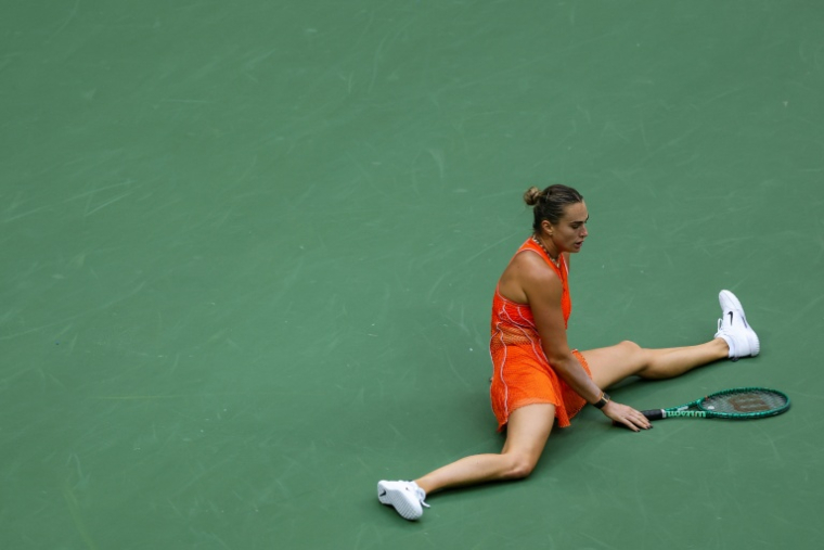 La Bélarusse Aryna Sabalenka s'effondre sur le court face à la Kazakhstanaise Elena Rybakina (hors-champ) lors de la finale de l'US Open, à New York, le 12 septembre 2026 ( GETTY IMAGES NORTH AMERICA / Patrick Smith )