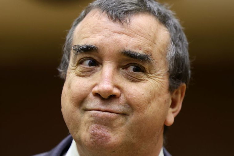 Arnaud Lagardère arrive pour une audience à Paris