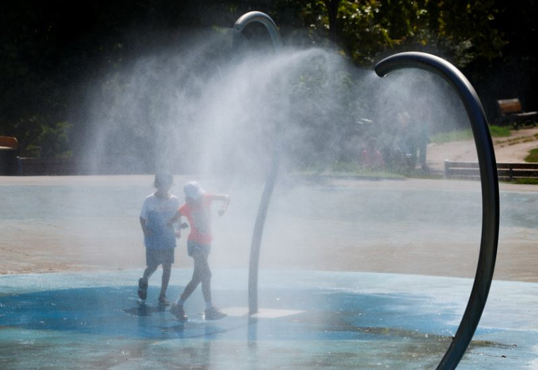 Des enfants se rafraîchissent à Nice