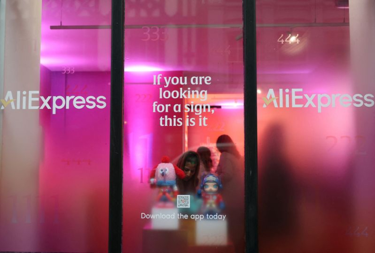 Une influenceuse visite le magasin éphémère AliExpress à Londres