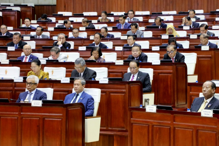 Photo prise et diffusée par l'Assemblée nationale du Cambodge, le 25 août 2025 à Phnom Penh, montrant des membres du parlement participant à une réunion pour adopter une loi permettant de retirer la nationalité ( Assemblée nationale du Cambodge / Handout )