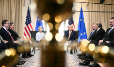 Ursula von der Leyen (G) et Donald Trump (D), en Ecosse, le 27 juillet 2025 ( AFP / Brendan SMIALOWSKI )