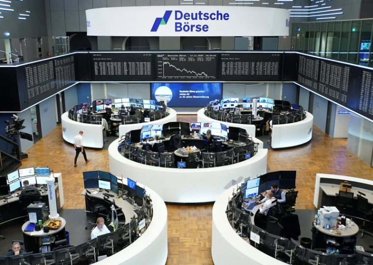 Le graphique de l'indice allemand des prix des actions DAX est photographié à la bourse de Francfort