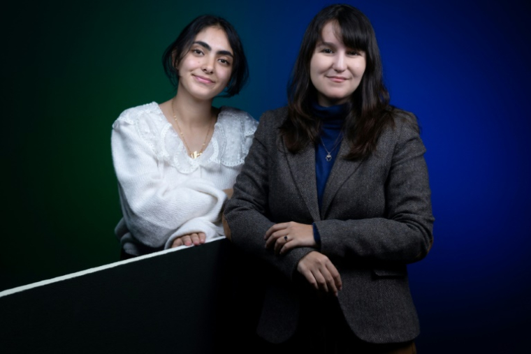 Tala Albanna, Palestinienne de Gaza, à gauche, et Michelle Amzalak, Israélienne, à droite, à Paris le 30 septembre 2025 ( AFP / JOEL SAGET )