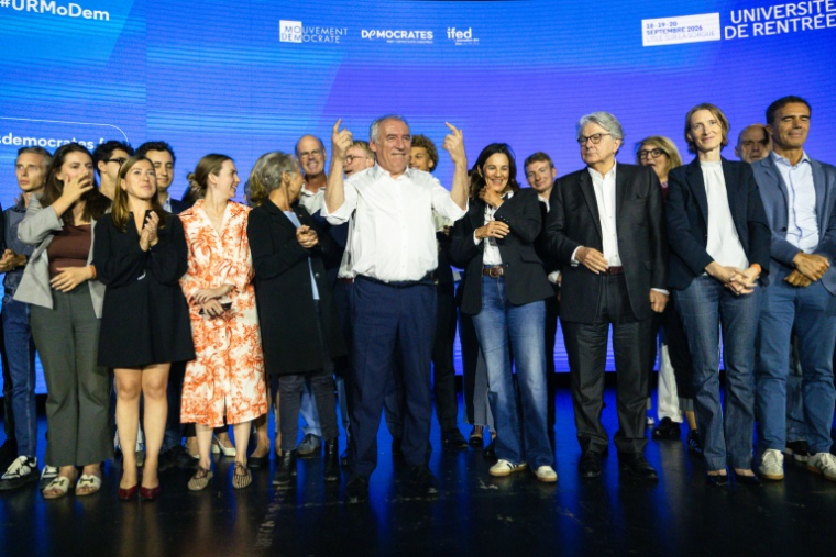 L'ancien Premier ministre François Bayrou (C) en clôture de l'Université de  rentrée du MoDem à L'Isle-sur-la-Sorgue, dans le Vaucluse, le 20 septembre 2026 ( AFP / CLEMENT MAHOUDEAU )
