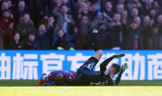 Jean-Philippe Mateta sorti sur civière