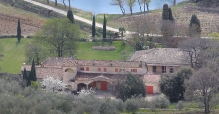 Le château de Miraval a été acheté par Angelina Jolie et Brad Pitt en 2011. (Capture YouTube)