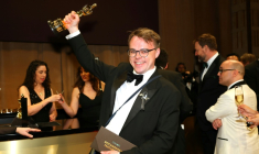Pavel Talankine brandit son oscar obtenu pour le documentaire "Mr Nobody contre Poutine", le 15 mars 2026 à Hollywood, USARussian teacher Pavel Talankin hoists his Oscar for Best Documentary Feature Film for "Mr. Nobody Against Putin" at the 98th Annual Academy Awards Governors Ball at the Dolby Theatre in Hollywood, California on March 15, 2026.  ( AFP / ANGELA WEISS )