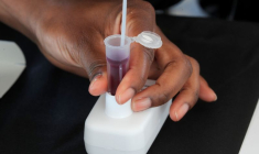 CORONAVIRUS: UN PREMIER CAS DU VARIANT OMICRON IDENTIFIÉ À LA RÉUNION