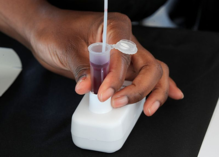 CORONAVIRUS: UN PREMIER CAS DU VARIANT OMICRON IDENTIFIÉ À LA RÉUNION