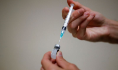 FRANCE: PLUS DE LA MOITIÉ DE LA POPULATION A REÇU DEUX DOSES DE VACCIN ANTI-COVID