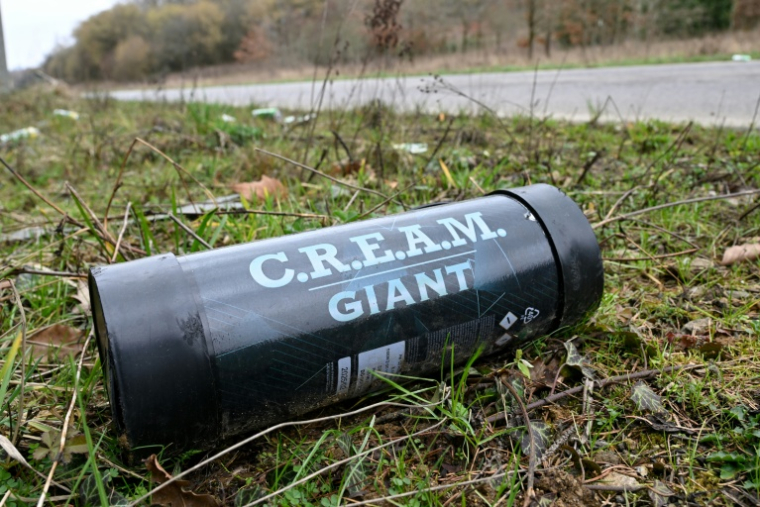 Une cartouche de protoxyde d’azote, utilisée comme gaz hilarant, sur le bord d’une route à Volmerange-les-Mines, en Moselle, le 15 février 2026 ( AFP / Jean-Christophe VERHAEGEN )