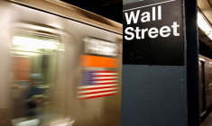 Un panneau d'arrêt de métro de Wall Street à New York