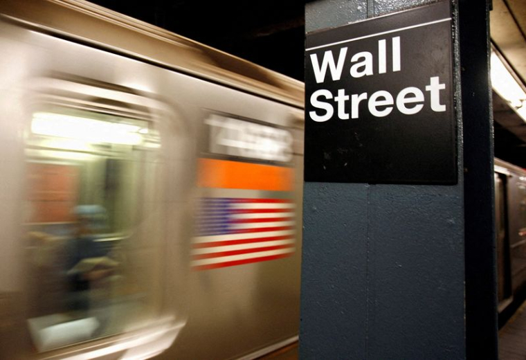 Un panneau d'arrêt de métro de Wall Street à New York