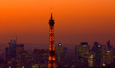 Photo d'archives de la Tour Eiffel au coucher du soleil avec le quartier de La Défense en arrière-plan