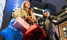 Des personnes font leurs achats pendant les fêtes de fin d'année à New York