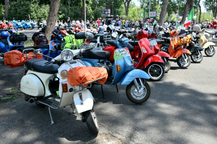 Des vespas garées avant la parade des Vespa World Days, marquant le 80e anniversaire de la célèbre marque italienne de scooters, le 27 juin 2026 à Rome  ( AFP / Alberto PIZZOLI )
