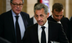 Nicolas Sarkozy arrive au palais de justice de Paris pour son procès en appel dans l'affaire du financement libyen, le 16 mars 2026 à Paris ( AFP / Alain JOCARD )