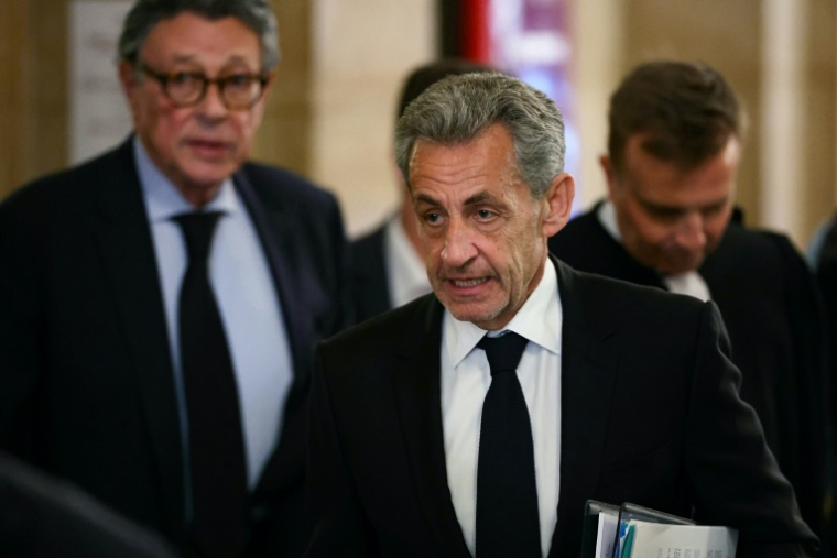 L'ancien président Nicolas Sarkozy arrive au palais de justice de Paris pour son procès en appel dans l'affaire du financement libyen, le 16 mars 2026 à Paris ( AFP / Alain JOCARD )