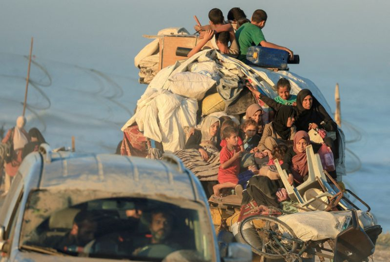 PHOTO DE FICHIER : Les Palestiniens déplacés fuient vers le sud après que les forces israéliennes aient ordonné aux habitants de la ville de Gaza d'évacuer vers le sud