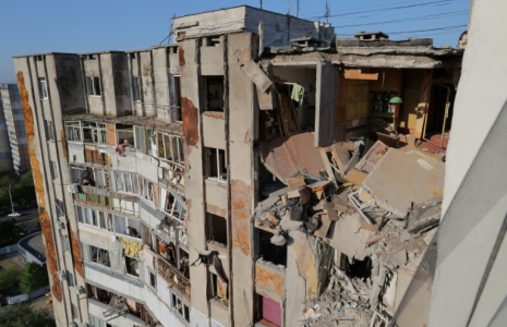 Un immeuble résidentiel endommagé par une attaque de drone à Odessa, le 1er mai 2025 en Ukraine ( AFP / Oleksandr GIMANOV )