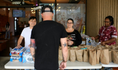 Eric Dunham reçoit un don alimentaire de la part d'un restaurant de Houston, au Texas, le 1er novembre 2025  ( AFP / Mark Felix )