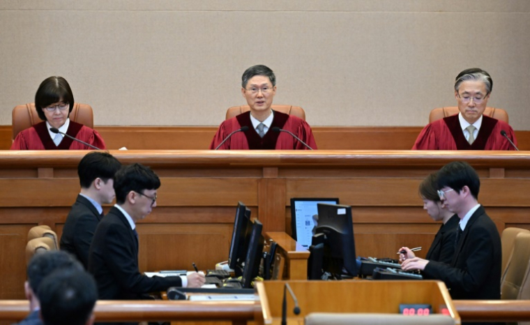 Le président de la Cour constitutionnelle de Corée du Sud, Moon Hyung-bae (c) prononce l'arrêt destituant le président Yoon Suk Yeol, le 4 avril 2025 à Séoul ( POOL / KIM Min-Hee )